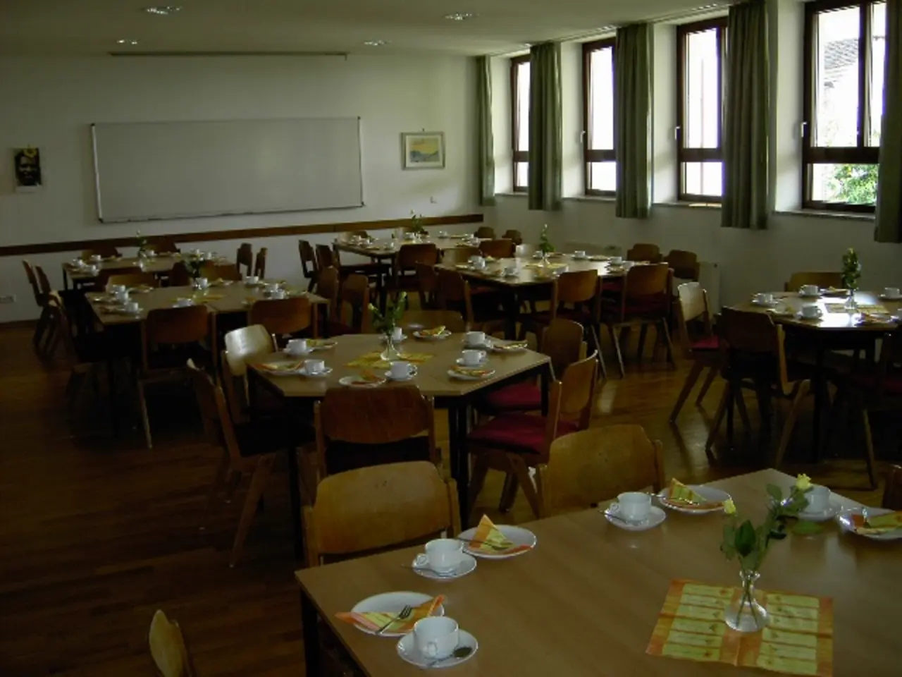 Im Gemeinderaum steht Tische und sind festlich gedeckt für ein Kirchenkaffee