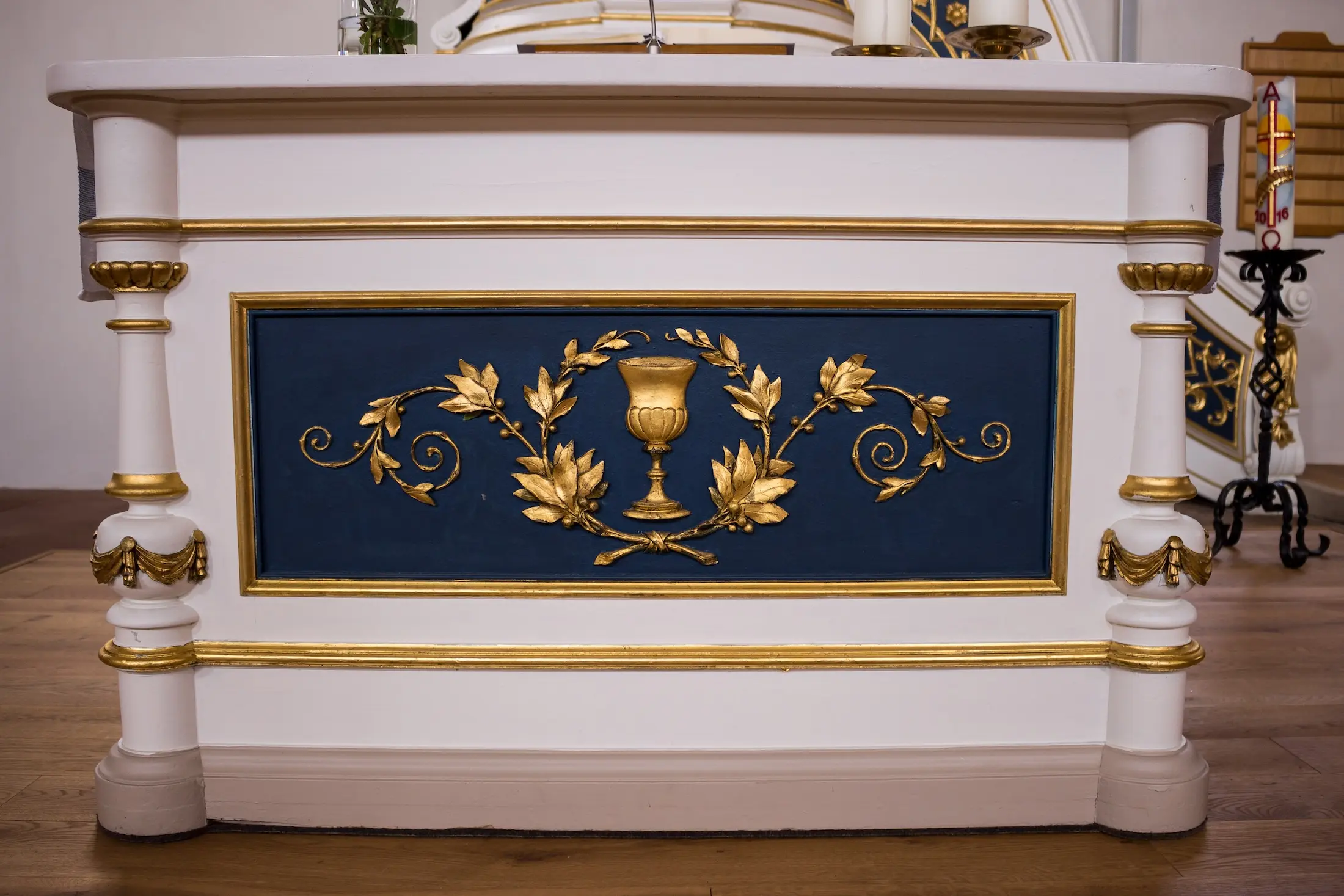 Altar Vorderseite mit Kelch und Rebenlaub