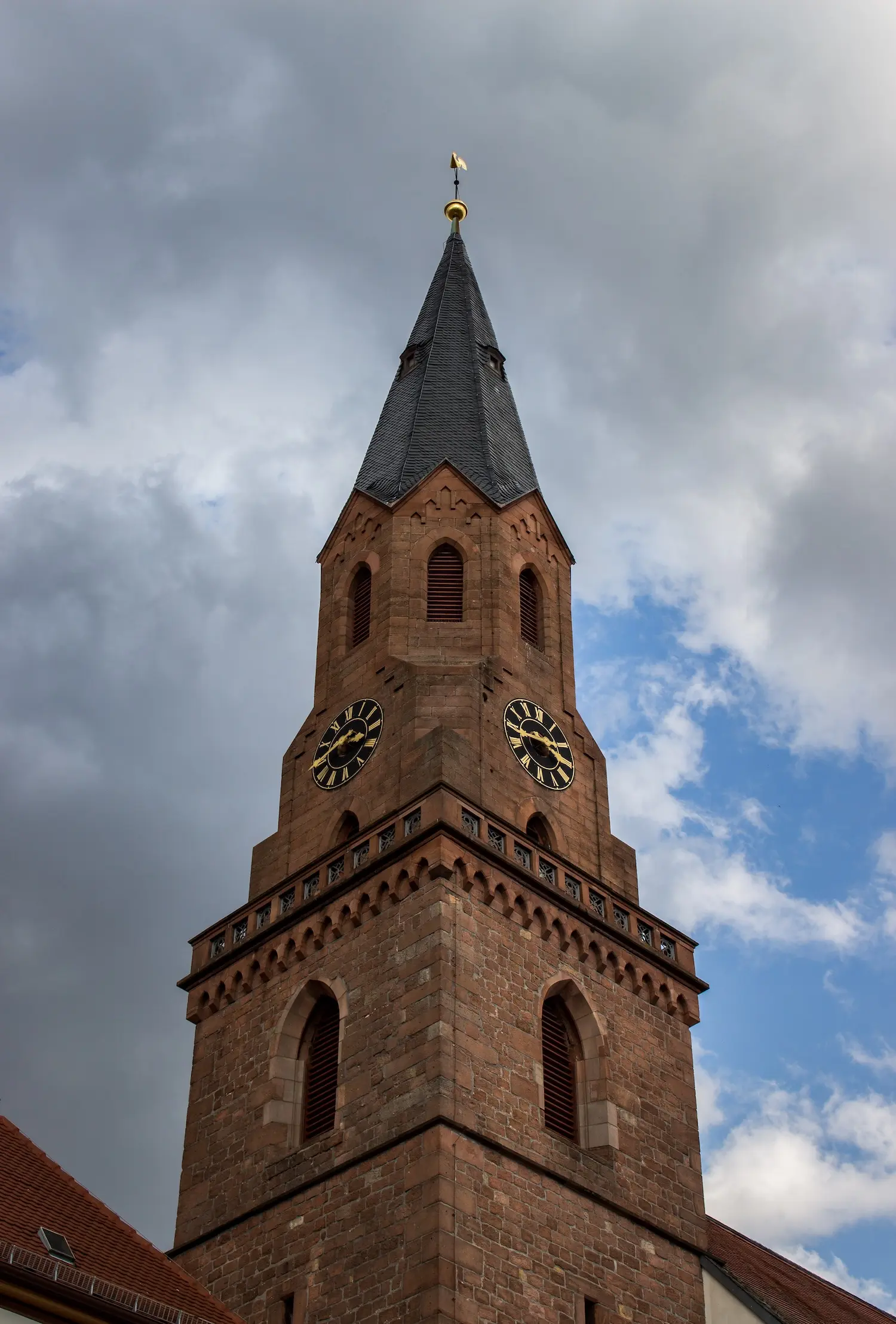 Die untersten vier Geschosse des Kirchturms stammen noch von der Vorgängerkirche. Um 1840 wurden Turmgalerie, der oberste Turmaufbau und der achteckige Helm aufgesetzt. Von der Galerie aus bietet sich ein herrlicher Blick auf Edenkoben und Umgebung. Der Aufstieg ist allerdings nur von Geübten zu bewältigen.
Für Informationen zu den Glocken tippen Sie auf das Bild.