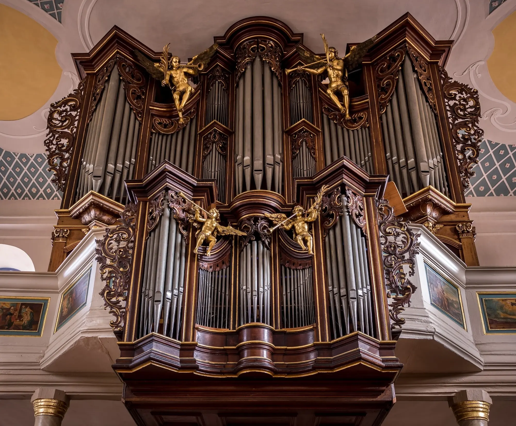 Die Orgel wurde 1757 von Meister Hartung aus Dürkheim errichtet. Allerdings ist nur noch der Prospekt im Original erhalten. Das heutige Orgelwerk mit seinen dreißig klingenden Registern, verteilt auf zwei Manuale, wurde 1976 von der Orgelbauwerkstatt E.F.Walcker&amp;Cie / Murrhardt eingebaut. 
Für weitere Informationen und Klangbeispiele zur Orgel tippen Sie auf das Bild.