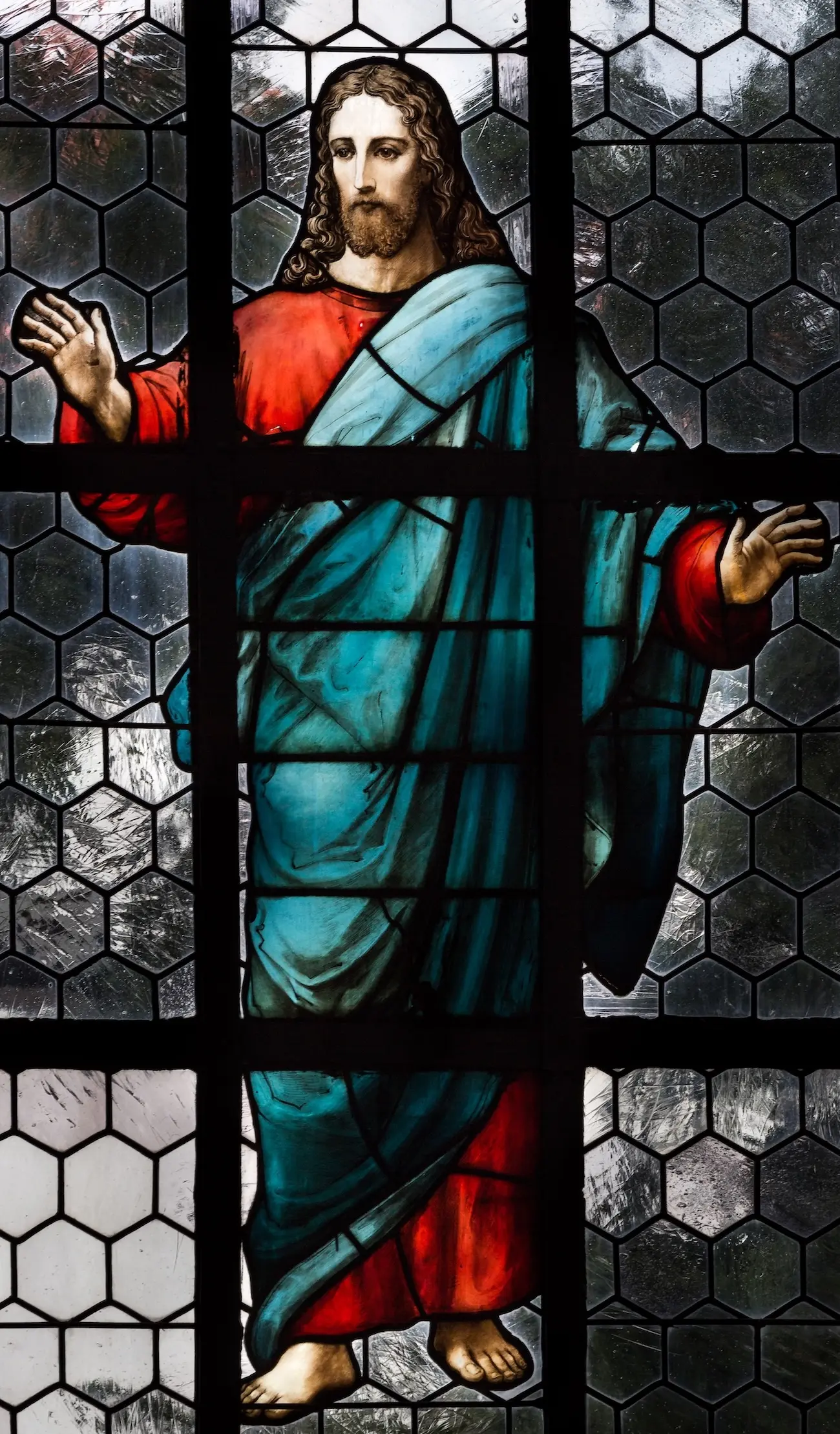 Die Bildmotive in den drei Fenstern auf der Nordseite stammen aus dem Jahr 1904. Sie stellen (von links nach rechts) Martin Luther, den segnenden Christus und Philipp Melanchthon dar.