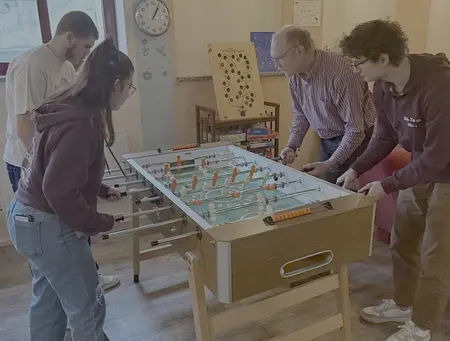 Am Kicker in unserem Jugendraum wird ein Spiel gespielt