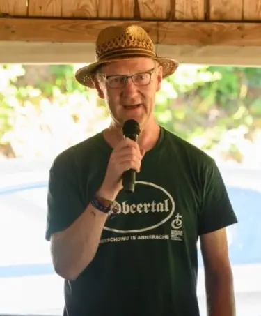 Matthias Vorstoffel im grünen Freizeit-TShirt, bei einer Ansage während einer Freizeit im Erdbeertal