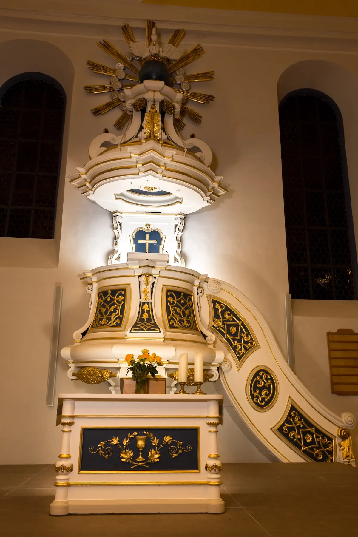 Die Kanzel wurde 1741 durch die Gebrüder Niederhöfer aufgestellt. Sie ist gekrönt von einem Pelikan, der sich in die Brust pickt, um seine Jungen mit seinem eigenen Blut zu nähren - Symbol für das Erlösungsopfer Christi. Er sitzt auf einem Nest, das als Dornenkrone gestaltet ist und auf einer Weltkugel aufliegt. Das Innere des mächtigen Schalldeckels ist geschmückt mit der Taube als Symbol des Heiligen Geistes. Die Kanzelrückwand zeigte ursprünglich das &quot;Auges Gottes&quot;, ein Gottessymbol.
