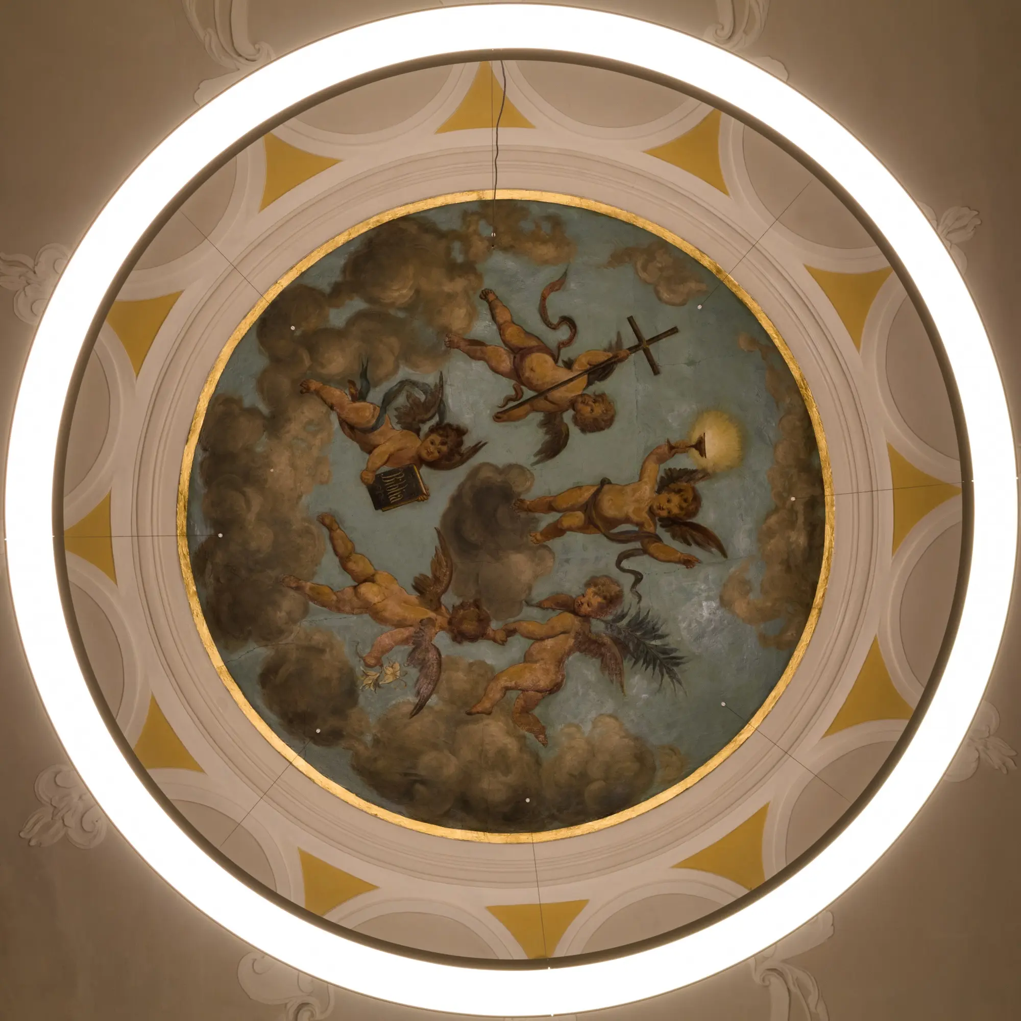 Die Stukkaturen der Decke sind im Originalzustand erhalten. Das zentrale Deckengemälde stellt fünf Putten mit Bibel, Kreuz, Lilie, Palme und Feuerschale dar. Es wurde 1876 von Professor Niederhöfer anstelle einer großen goldenen Sonne gemalt. Die Farbgebung entspricht den Originalfarben aus der Erbauungszeit.