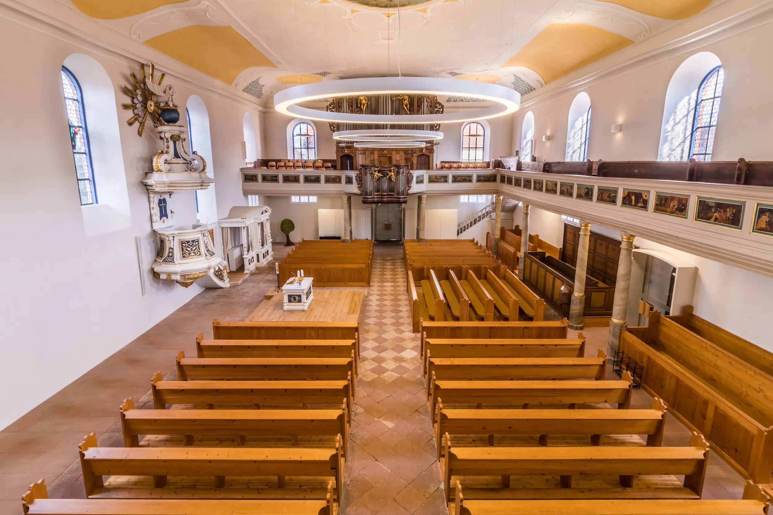 Ungewöhnlich mag die Anordnung der Bänke erscheinen. Sie gruppieren sich von drei Seiten um Kanzel und Altar. Dies entspricht der reformierten Konzentration des Gottesdienstes auf das Wort Gottes und den Tisch des Herrn. Die Orgel, die Musik, hat dienende Funktion und ist deshalb aus dem Zentrum an die Seite gerückt.