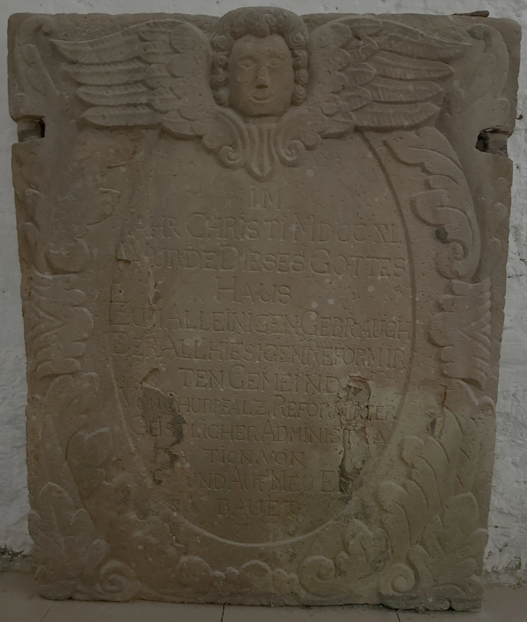 Sandsteinblock mit Inschrift, der sich bis zur Außensanierung 2008 über dem Westportal der Kirche befand.
„Im Jahr Christi MDCCXL wurde dieses Gotteshaus zum alleinigen Gebrauch der allhiesigen reformirten Gemeind von Churpfalz. Reformirter Geistlicher Administration von Grund auf neu erbauet.“
Am 13.April 1739 wurde der Grundstein nur neuen reformierten Kirche in Edenkoben gelegt. Am 1.Oktober 1739 zog die Gemeinde in das neue Gotteshaus ein, das 1740 fertig gestellt wurde.